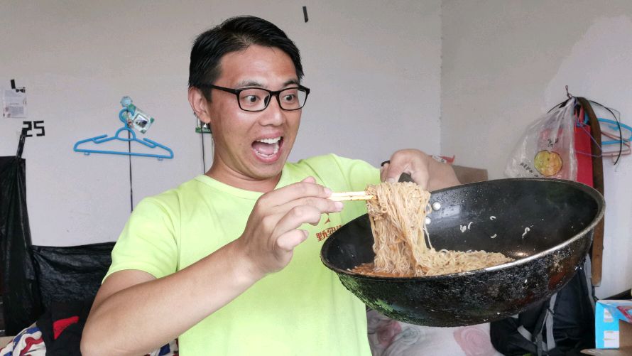 在普通泡面里加入海底捞火锅底料,会是什么口感?结果太惊喜