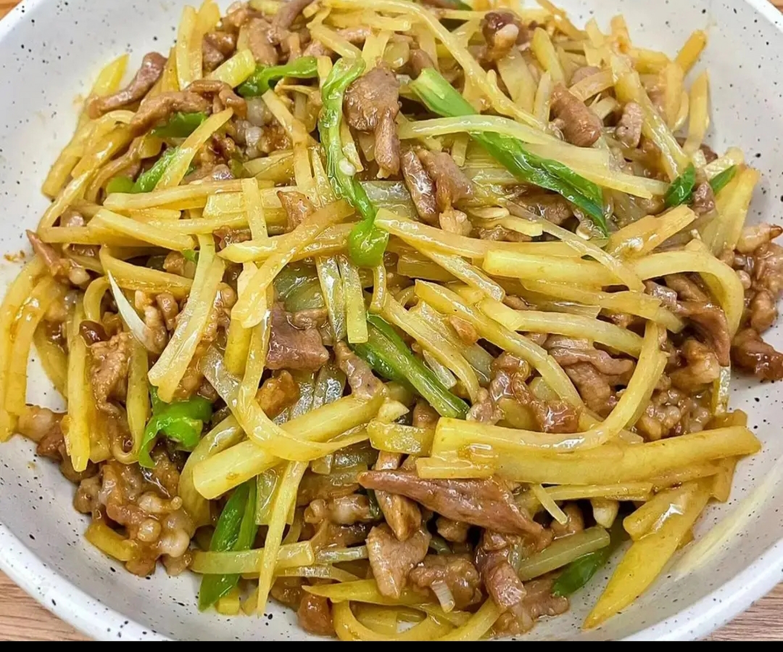 我的美食分享#  家常菜土豆丝炒肉  所需食材:土豆,梅花肉,青辣椒蒜 