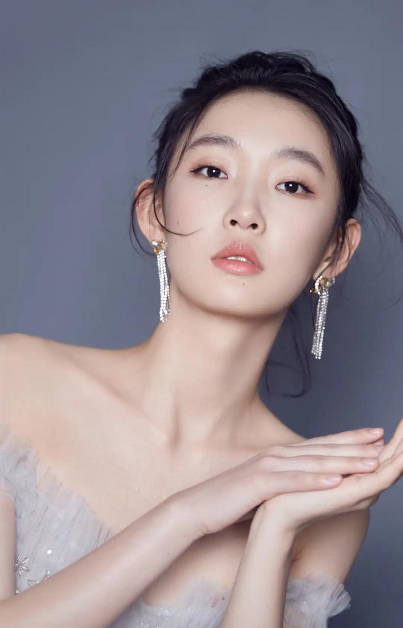 这部剧讲述了殡仪馆新晋化妆师赵三悦在工作中的