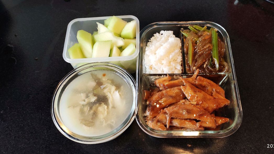 给老婆做午餐的第二十八天,芹菜粉和酱香鸡翅尖,豆腐紫菜蛋花汤
