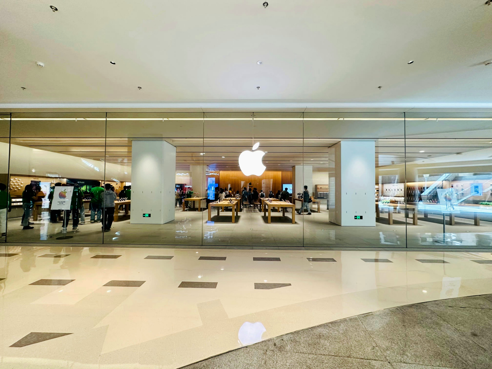 深圳罗湖万象城的新apple 店看上去有点小啊[捂脸]  这么多年好不容易