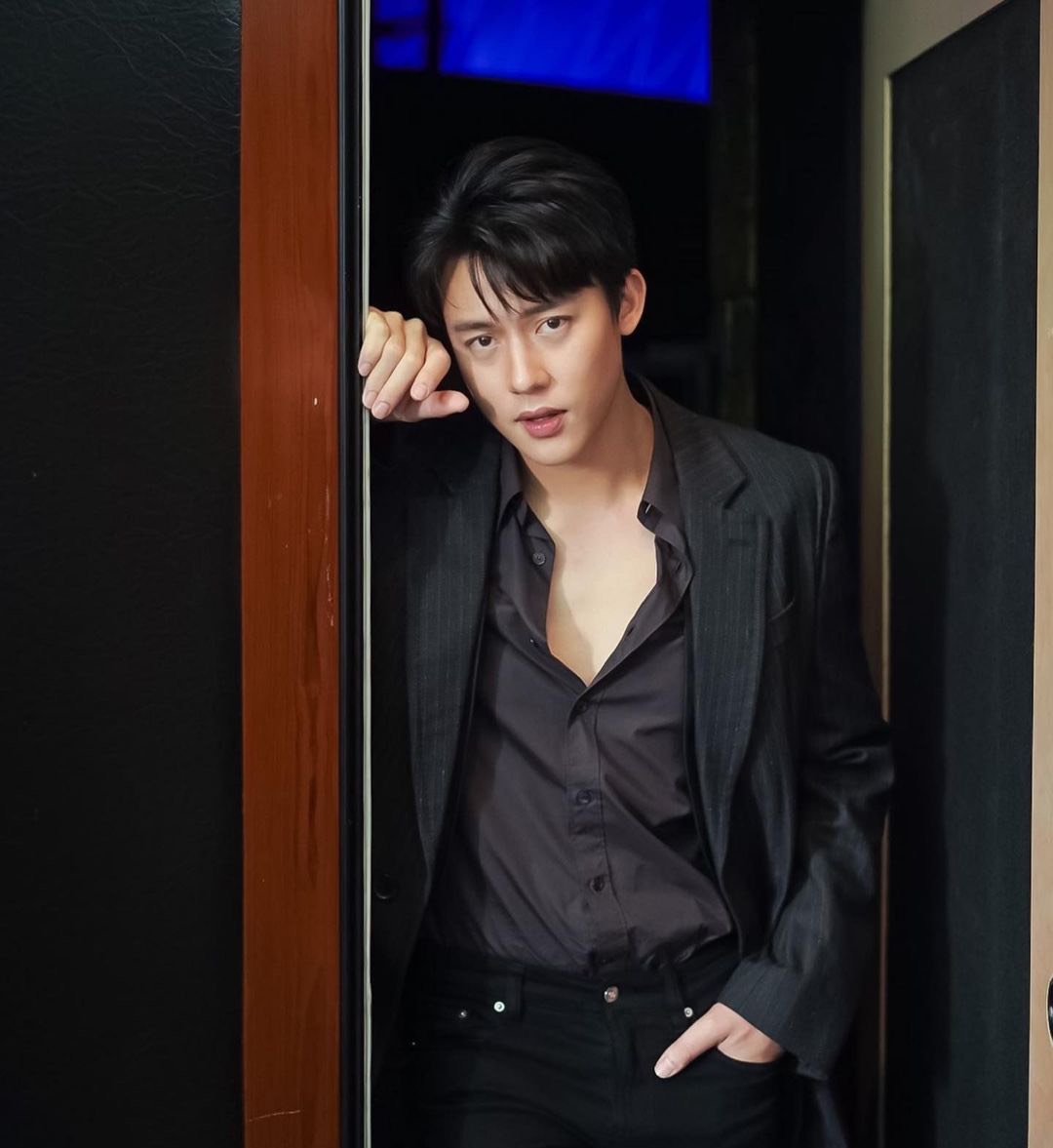 泰星bella喜获电影最佳女主角和风云人物奖,kim为mark宣传新电影