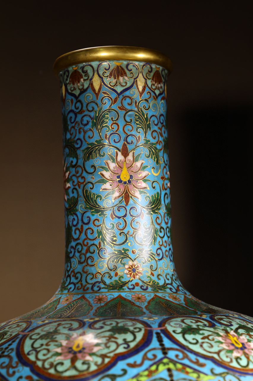 景泰蓝缠枝纹天球瓶 尺寸:29×46厘米 重4830克