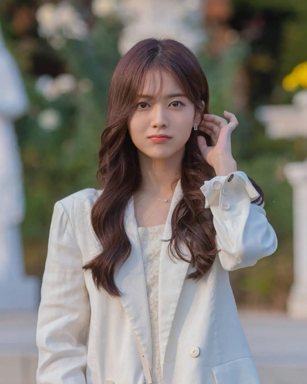 卢正义,2001年7月31日出生于韩国首尔,韩国namooactors旗下女演员 .