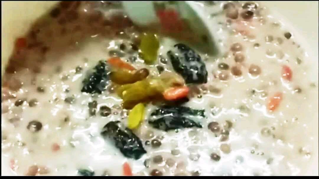 哄生气女友必备夏日养颜粥,红豆薏米牛奶粥