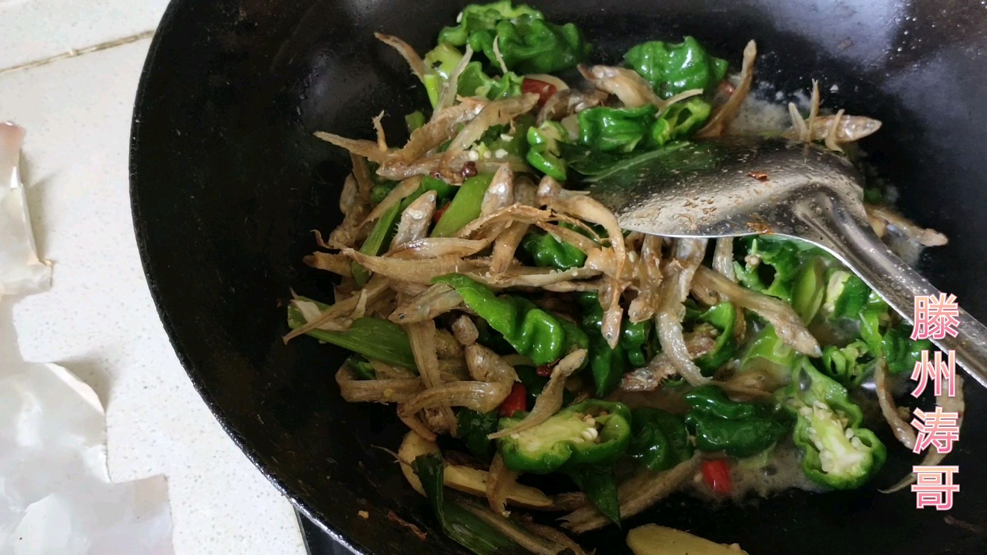煤矿工作时间长,柳鱼子炒辣椒,2个烧饼一卷当班中餐,辣的够味