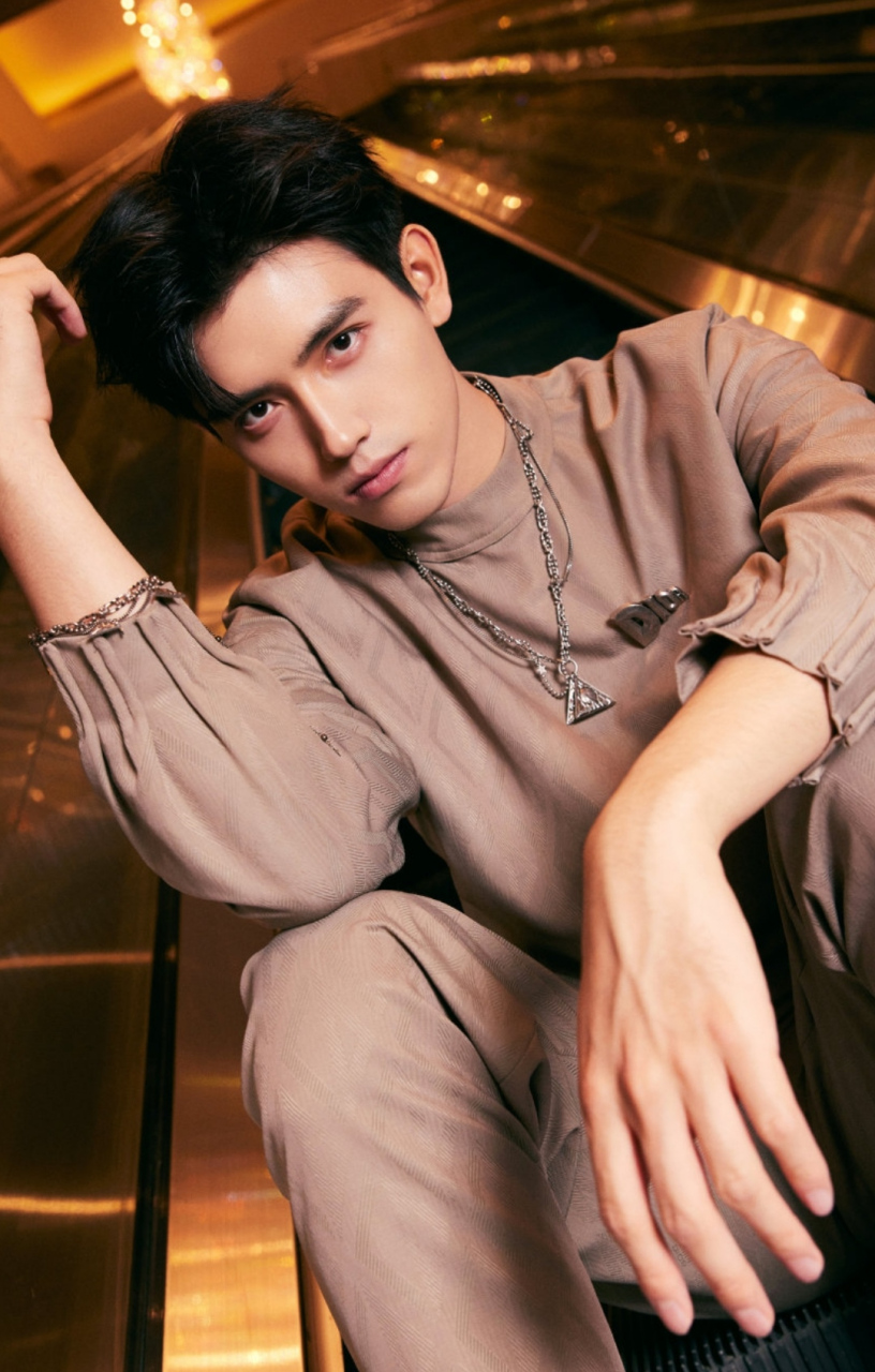 陈飞宇更新近照又在耍帅,一身棕色休闲装洋气十足,他的气质不再是那个