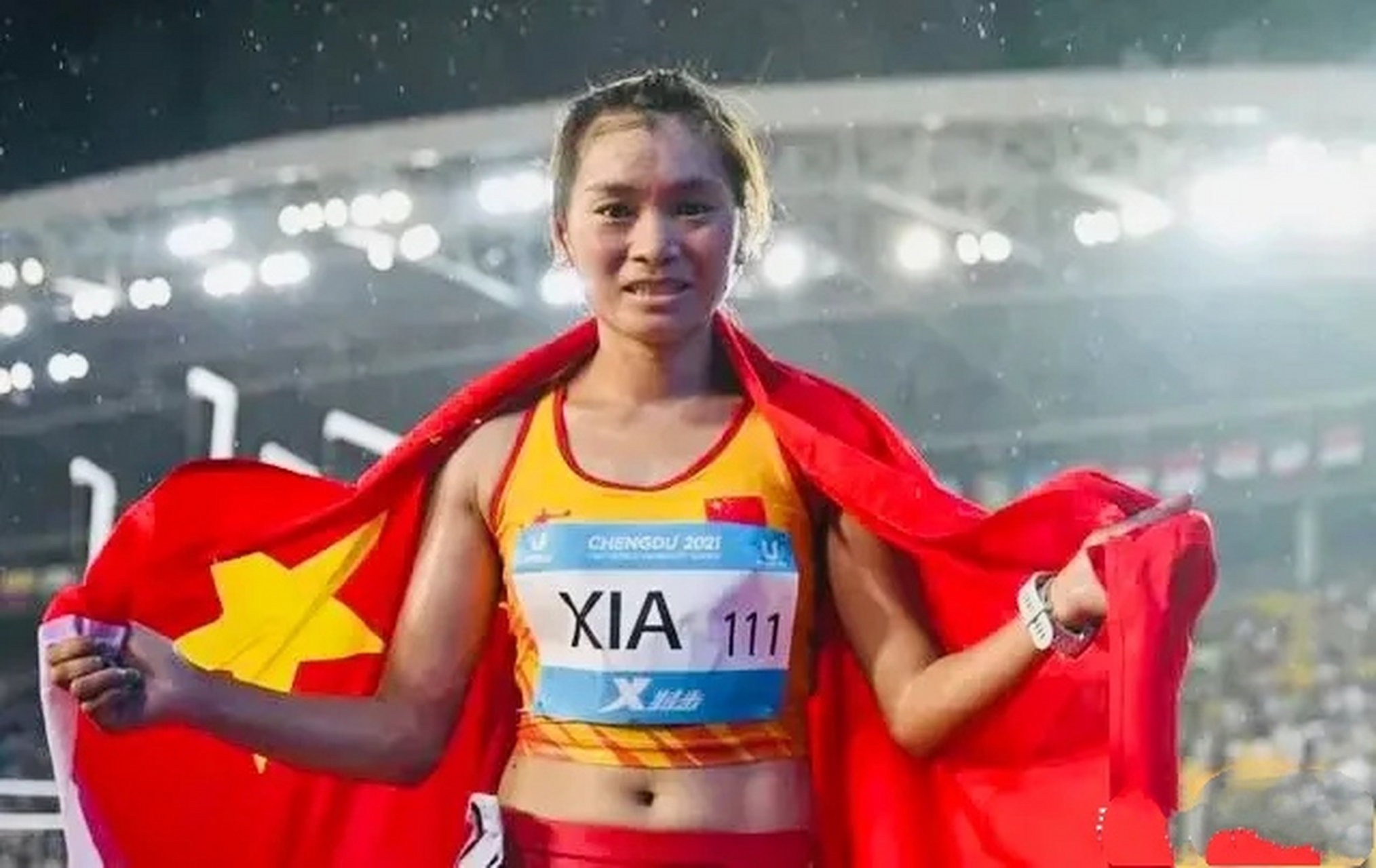 成都大运会女子5000米决赛,贵州毕节威宁姑娘夏雨雨一路紧随对手到