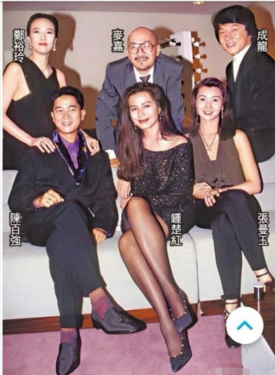 明星的老照片,坐在c位的钟楚红明明就是简单的浅笑,就让人觉得风情万