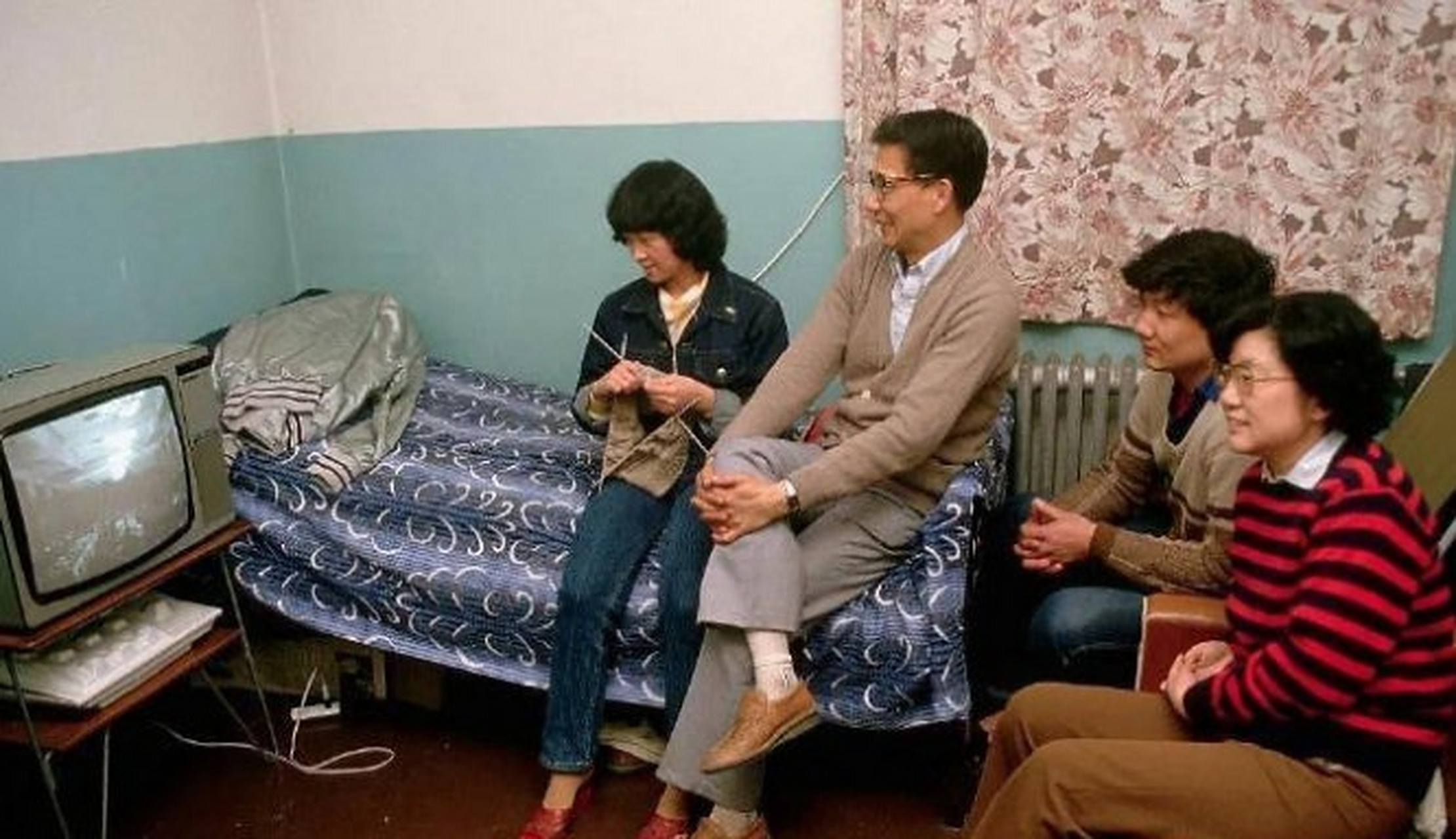 80年代,一家人坐在一起看电视,其乐融融