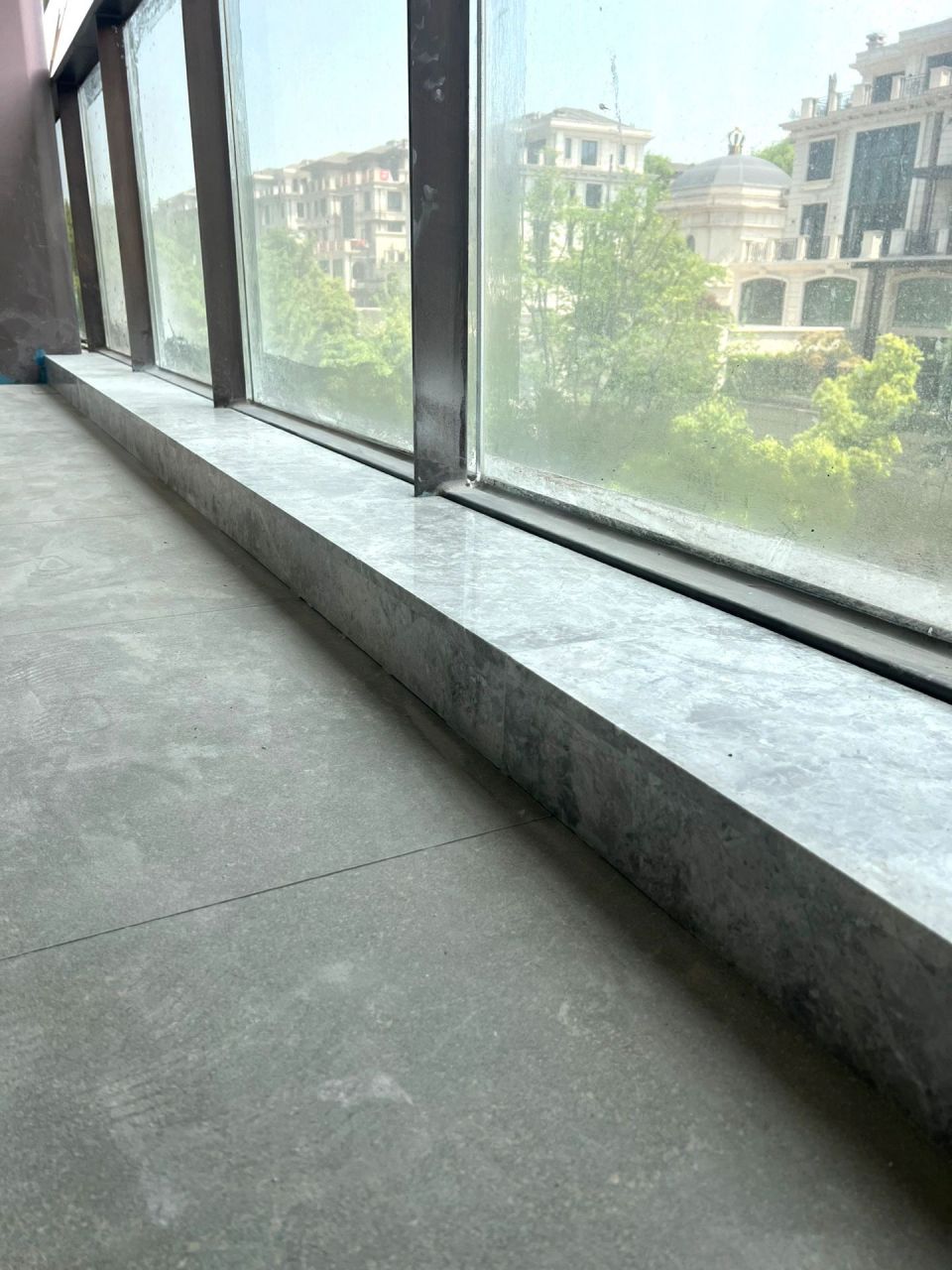 如果窗台不高,建议大家都用大理石铺下来吧…真的很好看,很高级,缝隙