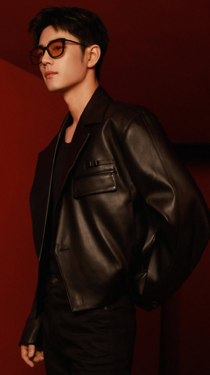 肖战工作室好会藏,这组肖战戴眼镜的照片真的太迷人了,肖战和我们心心