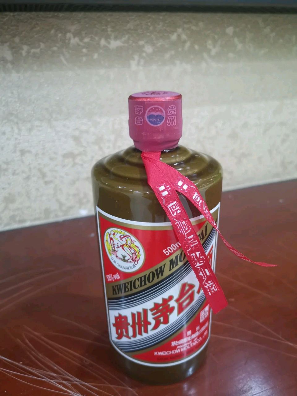 散场的时候茅台还在桌子上放着,我说我还没喝过茅台呢,要不这瓶酒我带