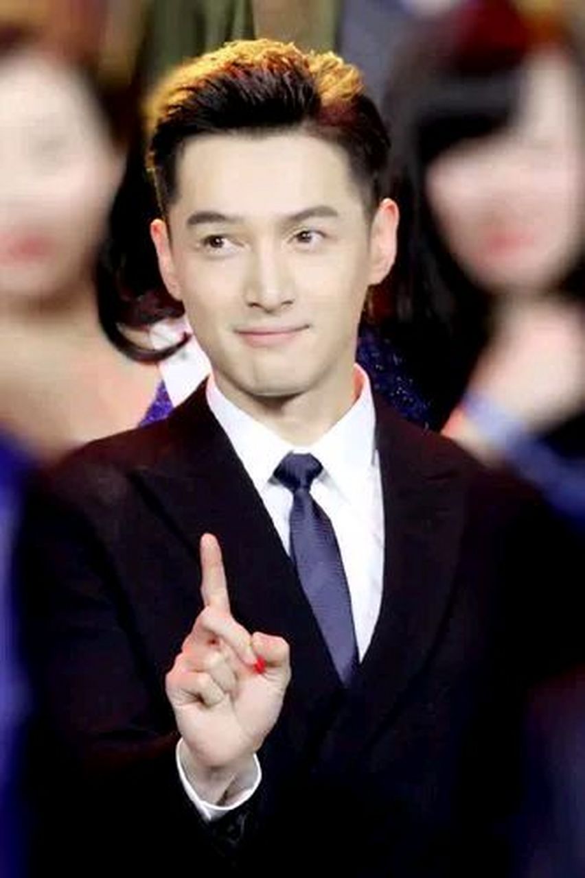 胡歌有点秃顶,搞得他现在都不怎么愿意接古装剧,出门也尽可能戴着帽子