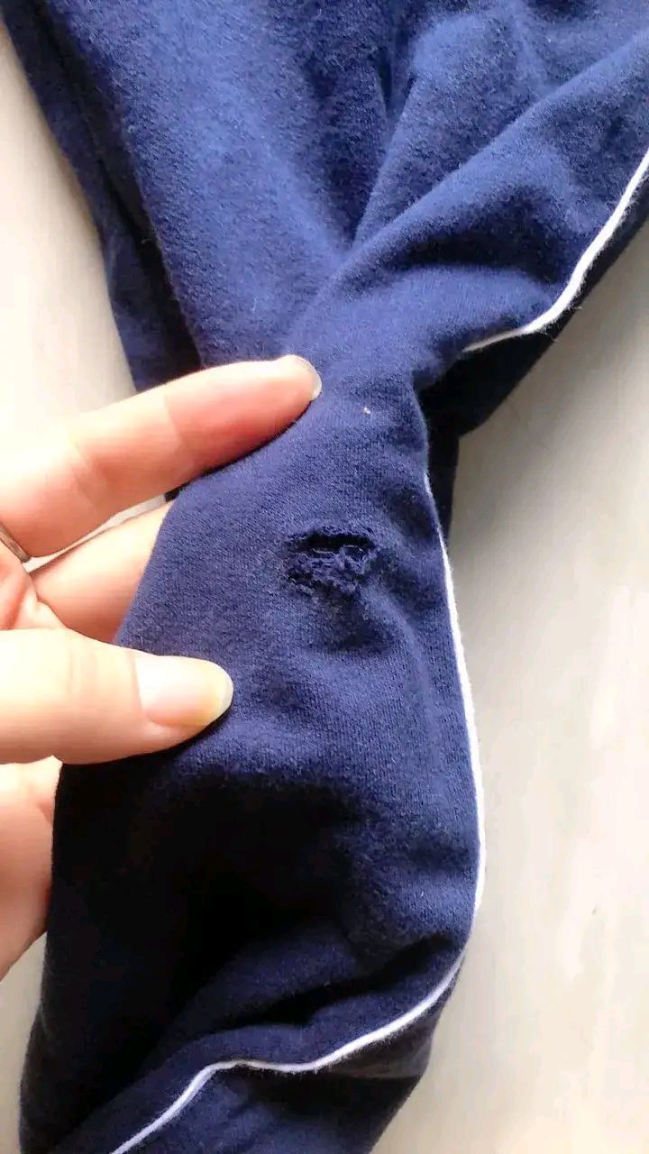 女儿的校服裤子破了,花了半个小时缝起来了.缝缝补补再能穿一年吧!