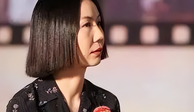 "中国最丑女演员"杨青,事业上升时嫁德国富豪,如今生活美满