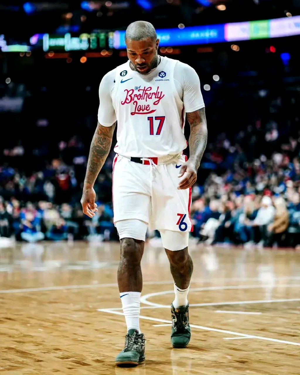 在哈登的交易谈判中,快船有意塔克  虽然科温顿横移非常慢了,基本都