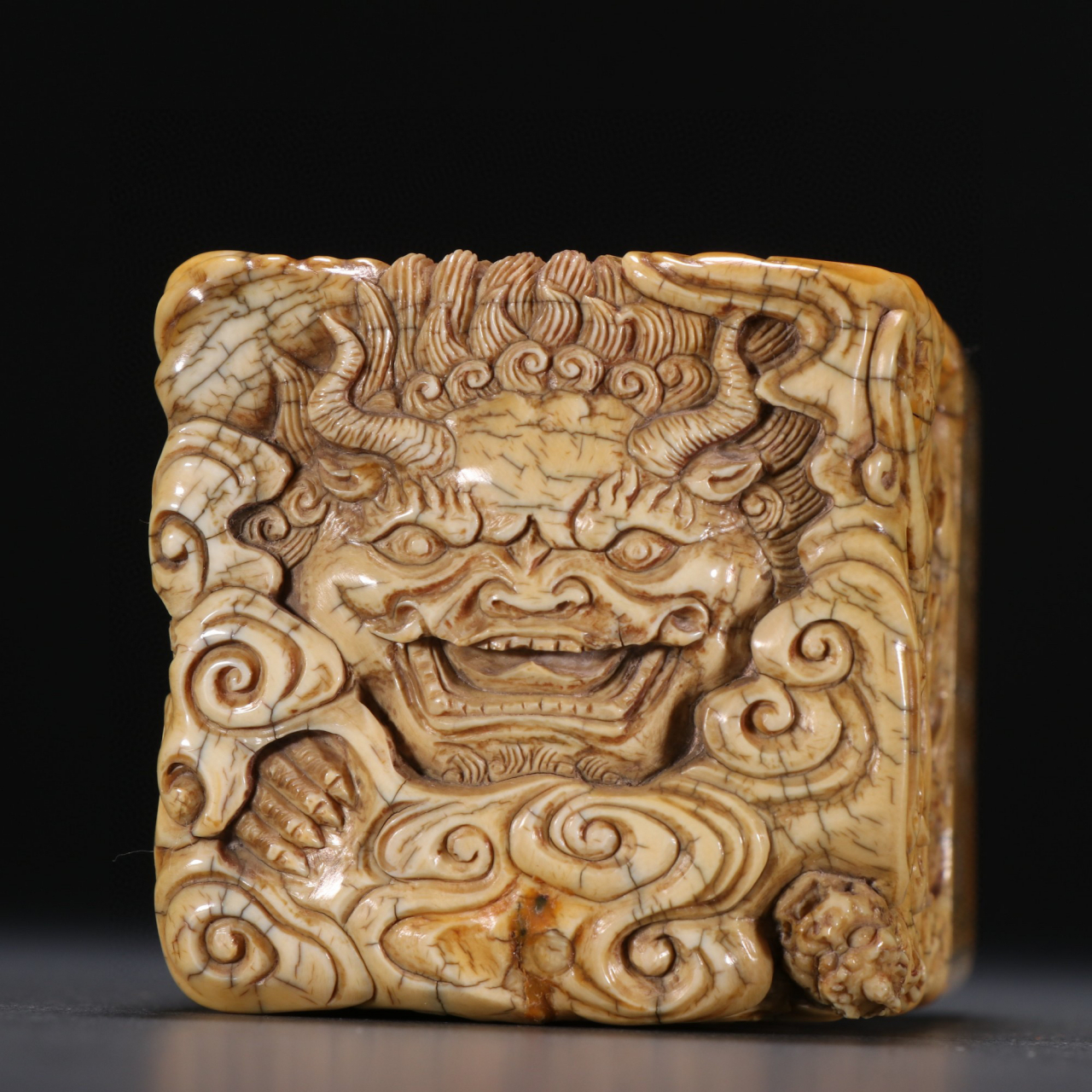 清代 老牙雕神兽诗文印章. 规格:高8.5㎝宽5.5㎝重390g