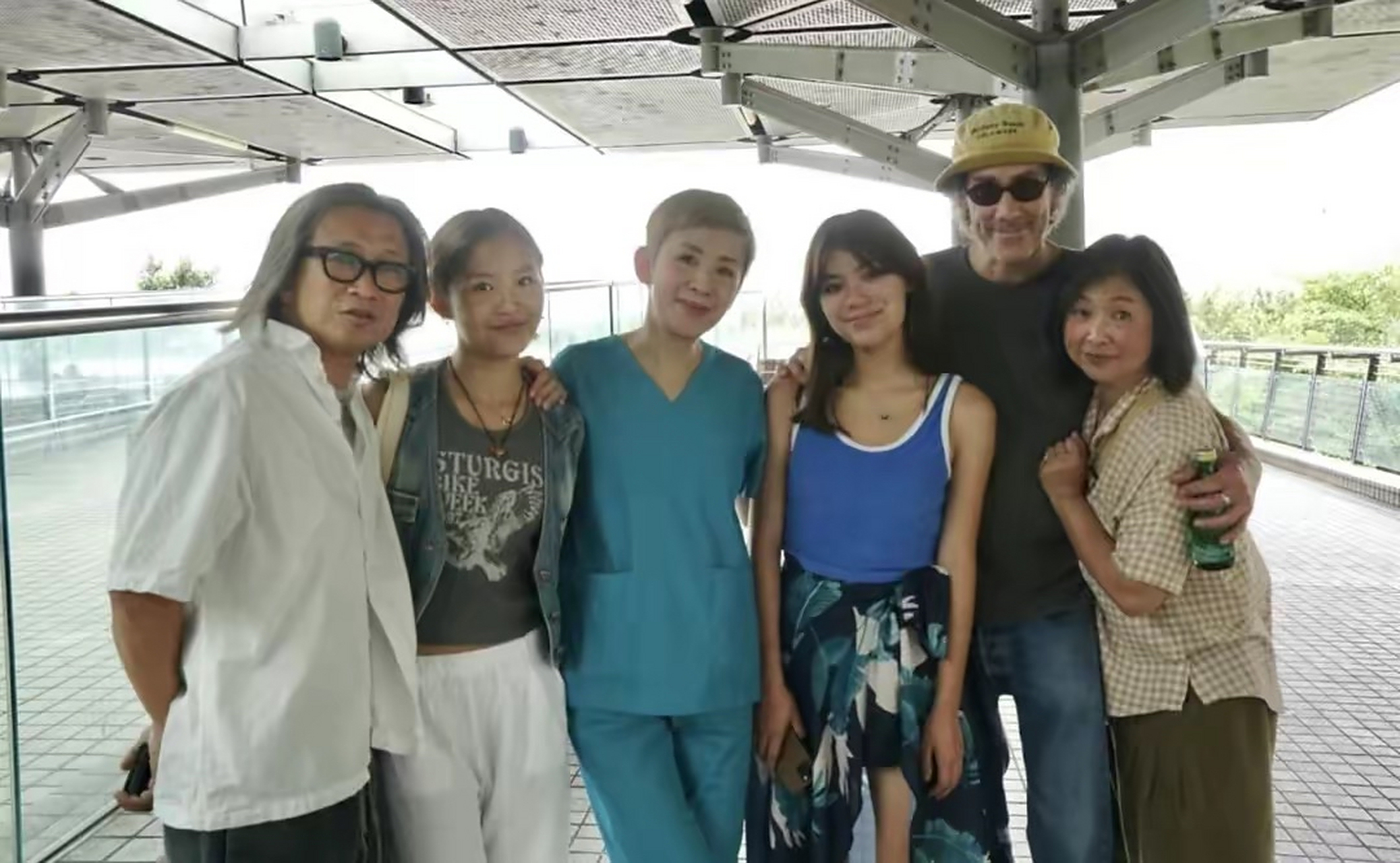 陈可辛带女儿探班吴君如,17岁陈是知娇俏可爱,受邀客串已婉拒