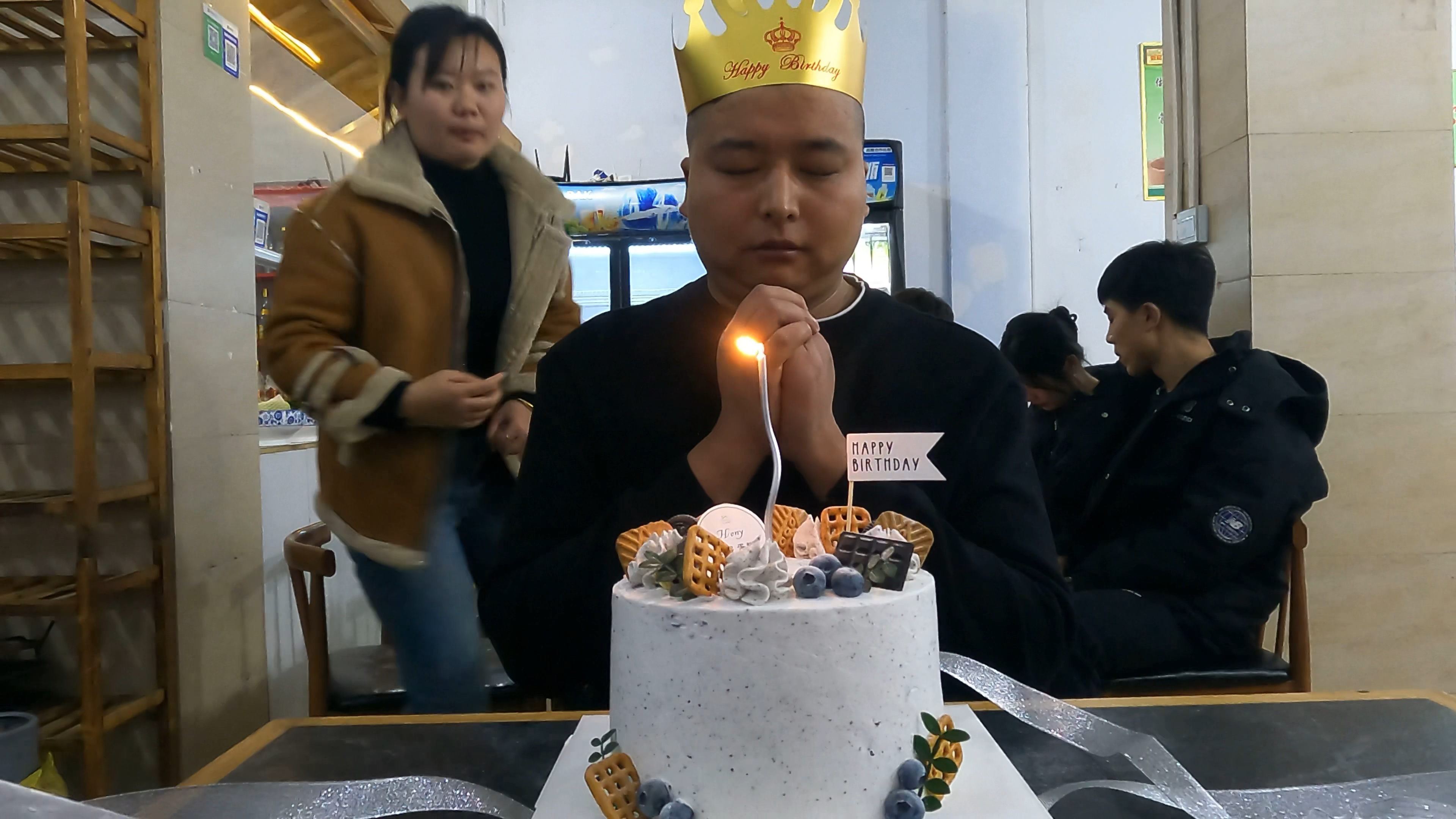 阿董31岁生日很简单,6寸小蛋糕外加蹄花鸡,小团队随便打发一下