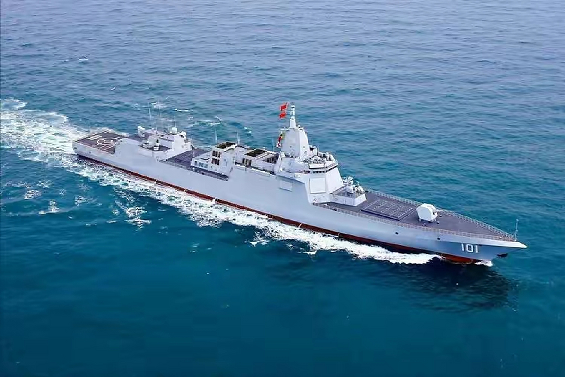 从排水量,武器系统到电子装备,055型驱逐舰在各个方面展现出强大的