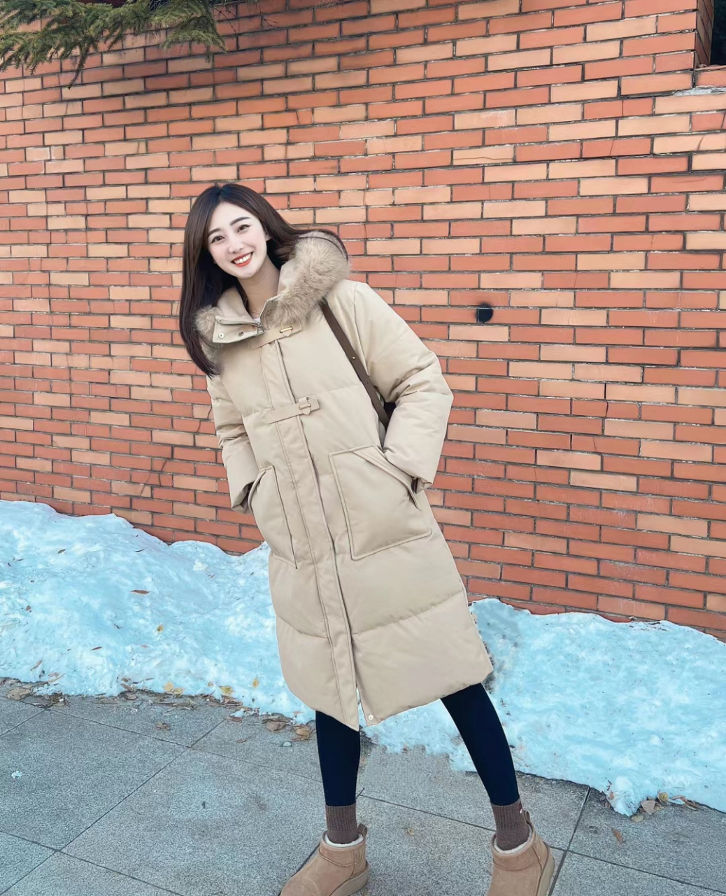 浅色系列的服装穿搭一直备受欢迎,比如说杏色羽绒服穿在身上就很好看