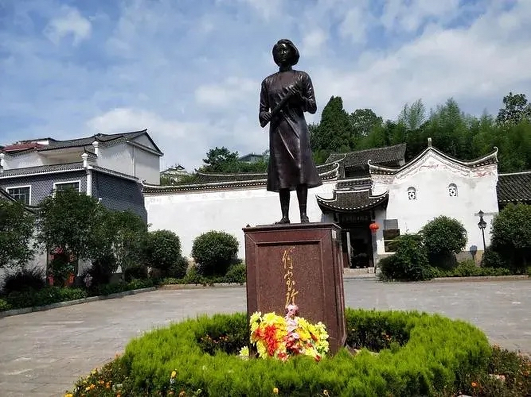 1934年,南京雨花台刑场,一位浑身是血的女战士被敌人带到了执行枪决的