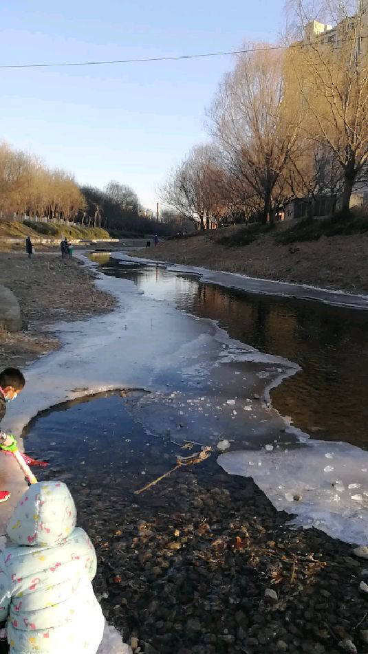 冬日的小河冰上走走