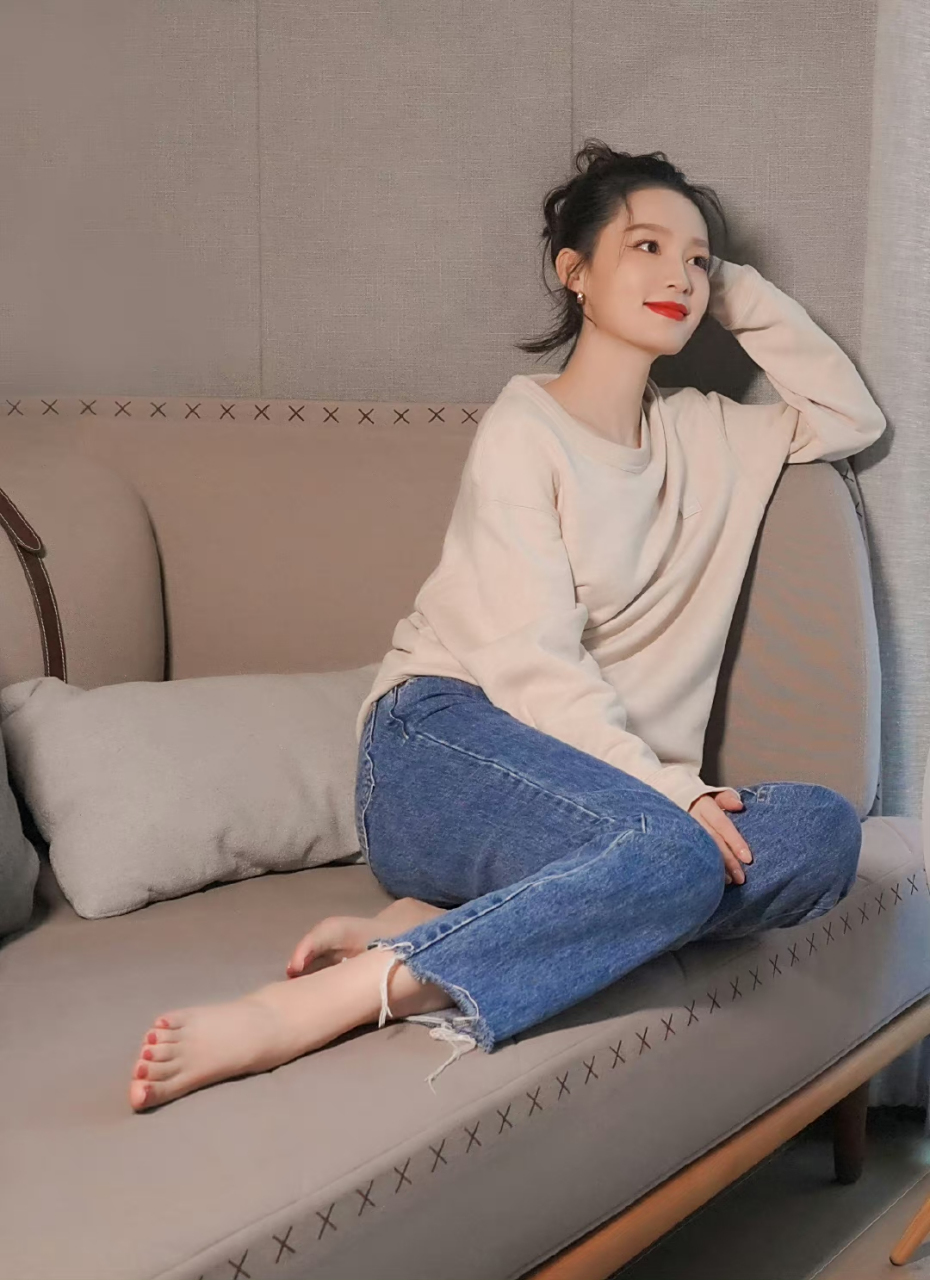 李沁的粉色脚美甲太好看了 ​​​