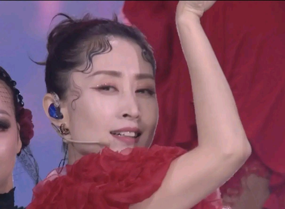 刘敏涛在东方卫视跨年晚会跳的那段舞蹈,网友评美得清新脱俗的舞