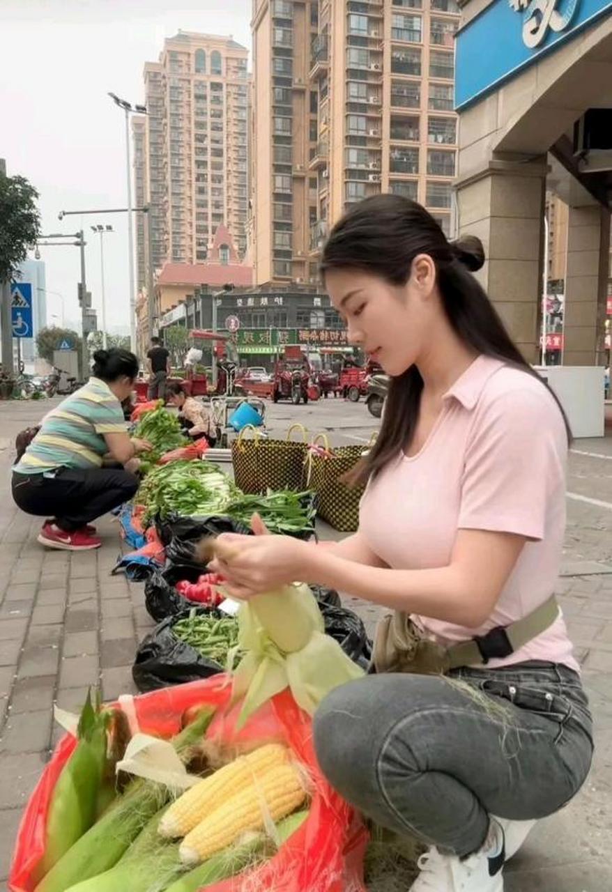 现在美女都在卖菜了,我是不是也该出门去买菜了[抠鼻]