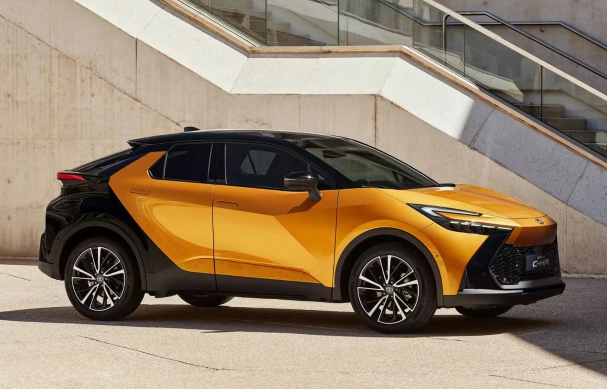 2024款丰田chr将在明年上半年上市,用上了bz车型的设计语言,外观造型