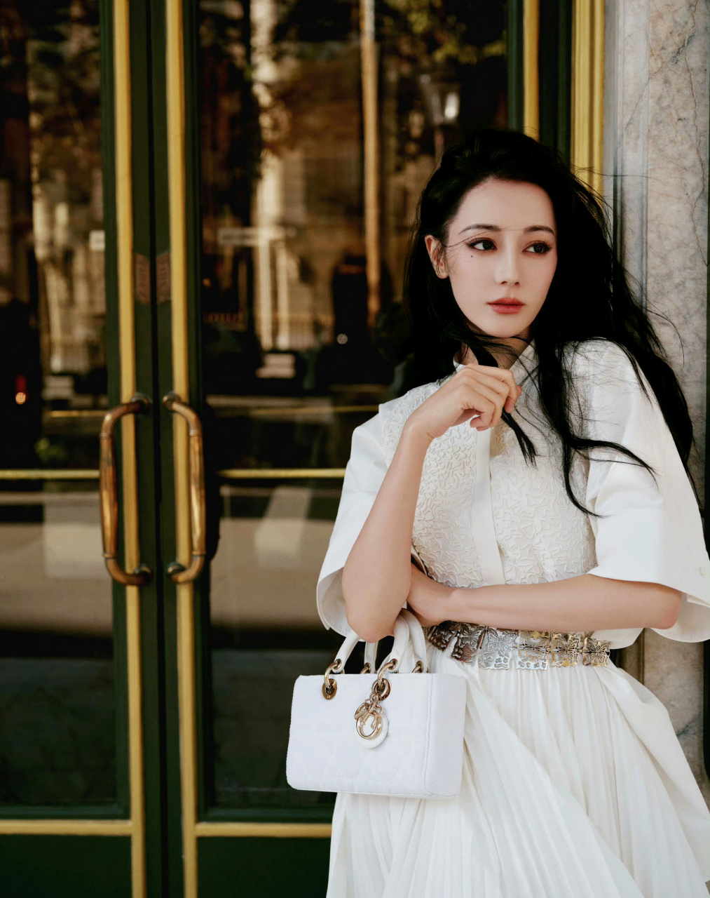 迪丽热巴画烟熏妆了,浓颜系美女画浓妆也挺好看的,像一朵盛放的白玫瑰