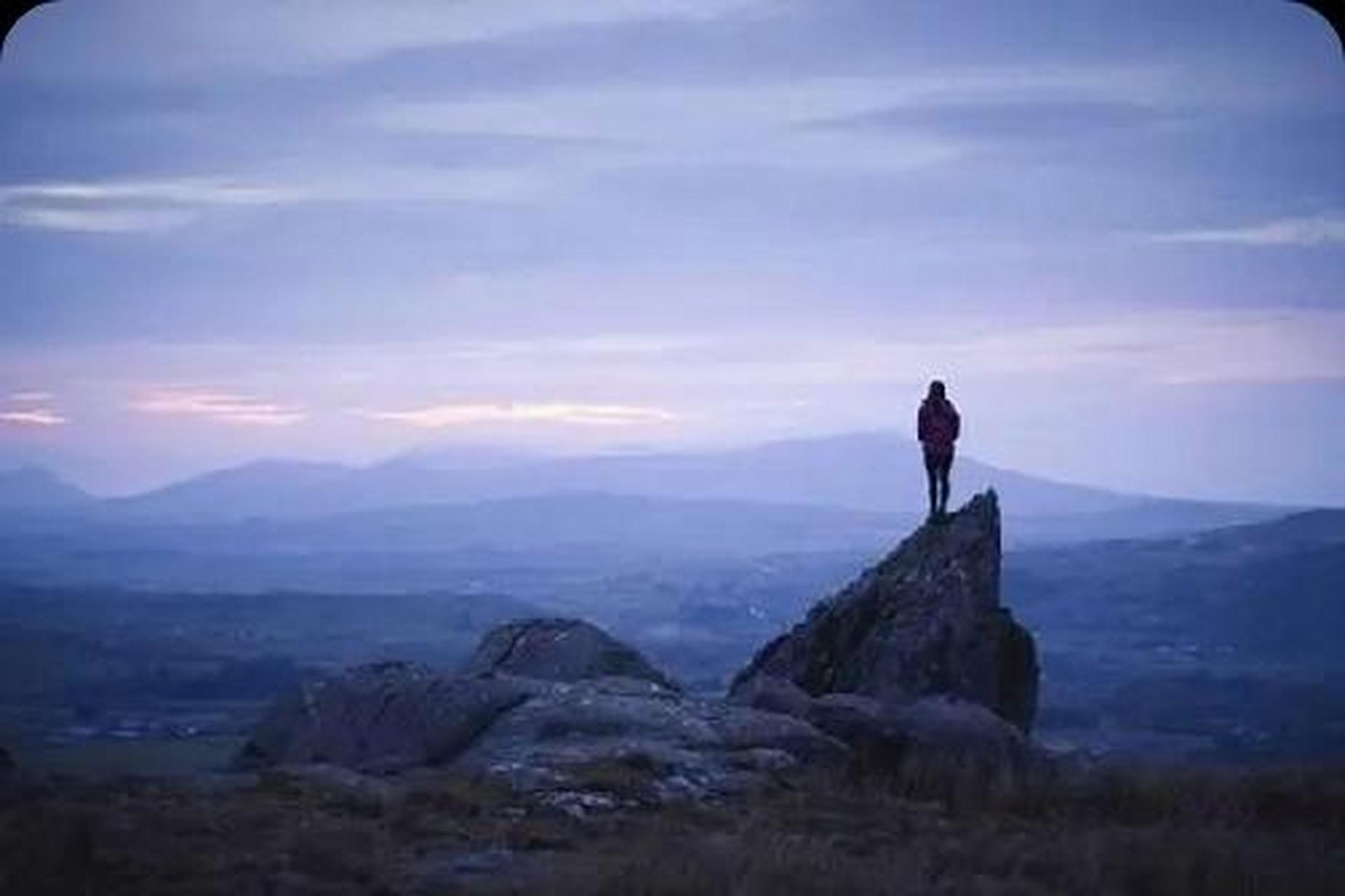 不要对别人心存太多期待,  我们总是想要找到能为自己分担痛苦和
