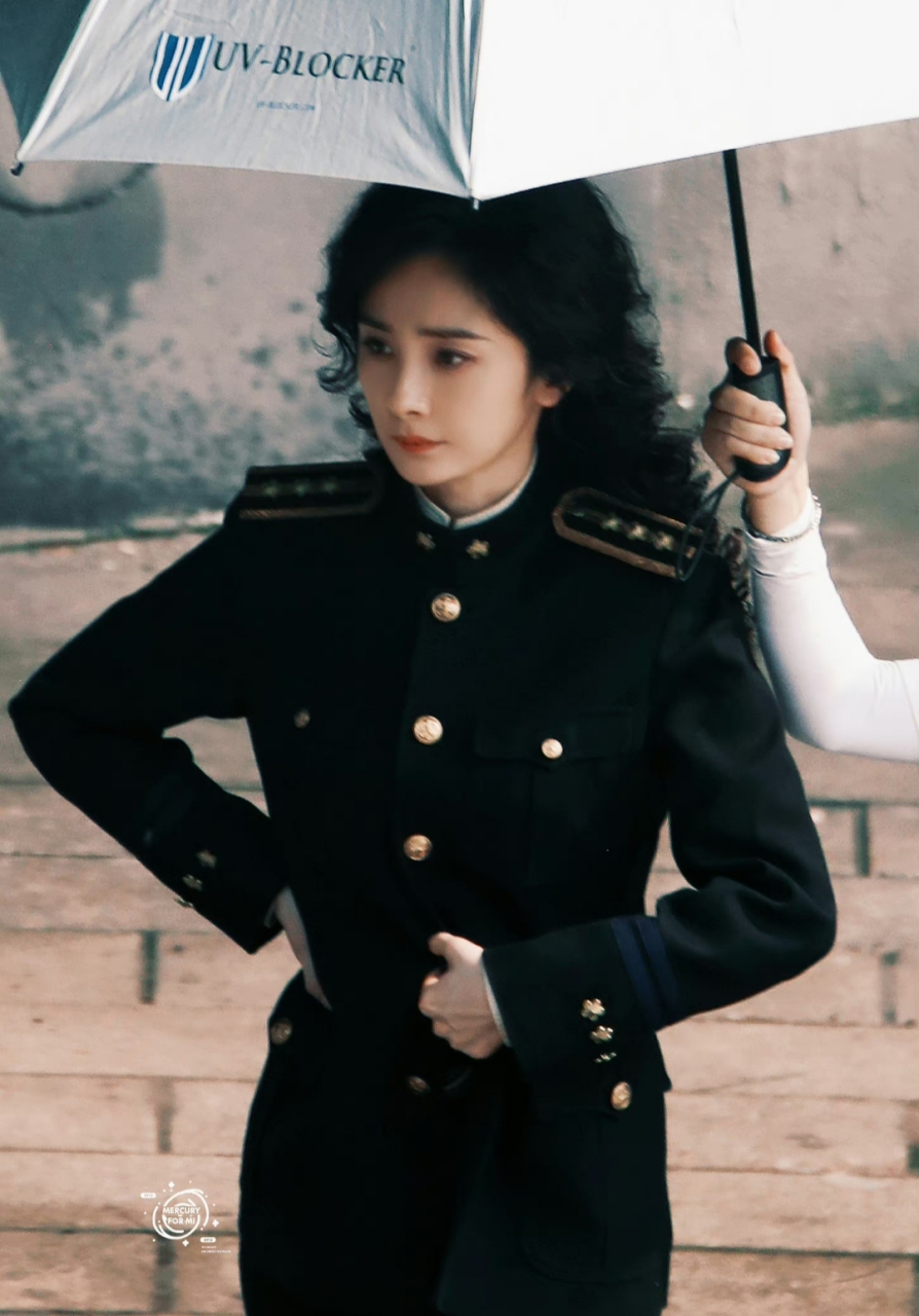 杨幂身穿军装搭配卷发,英姿飒爽,气场强大!