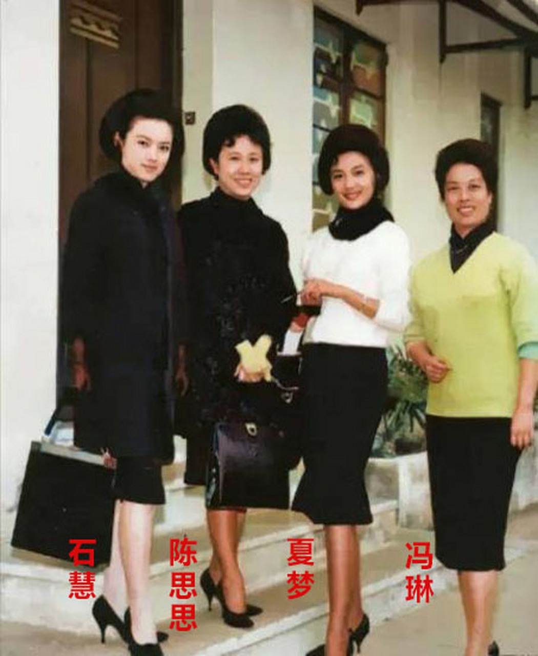 上世纪70年代,女影星夏梦与朋友们的一张珍贵合影,其中石慧与陈思思