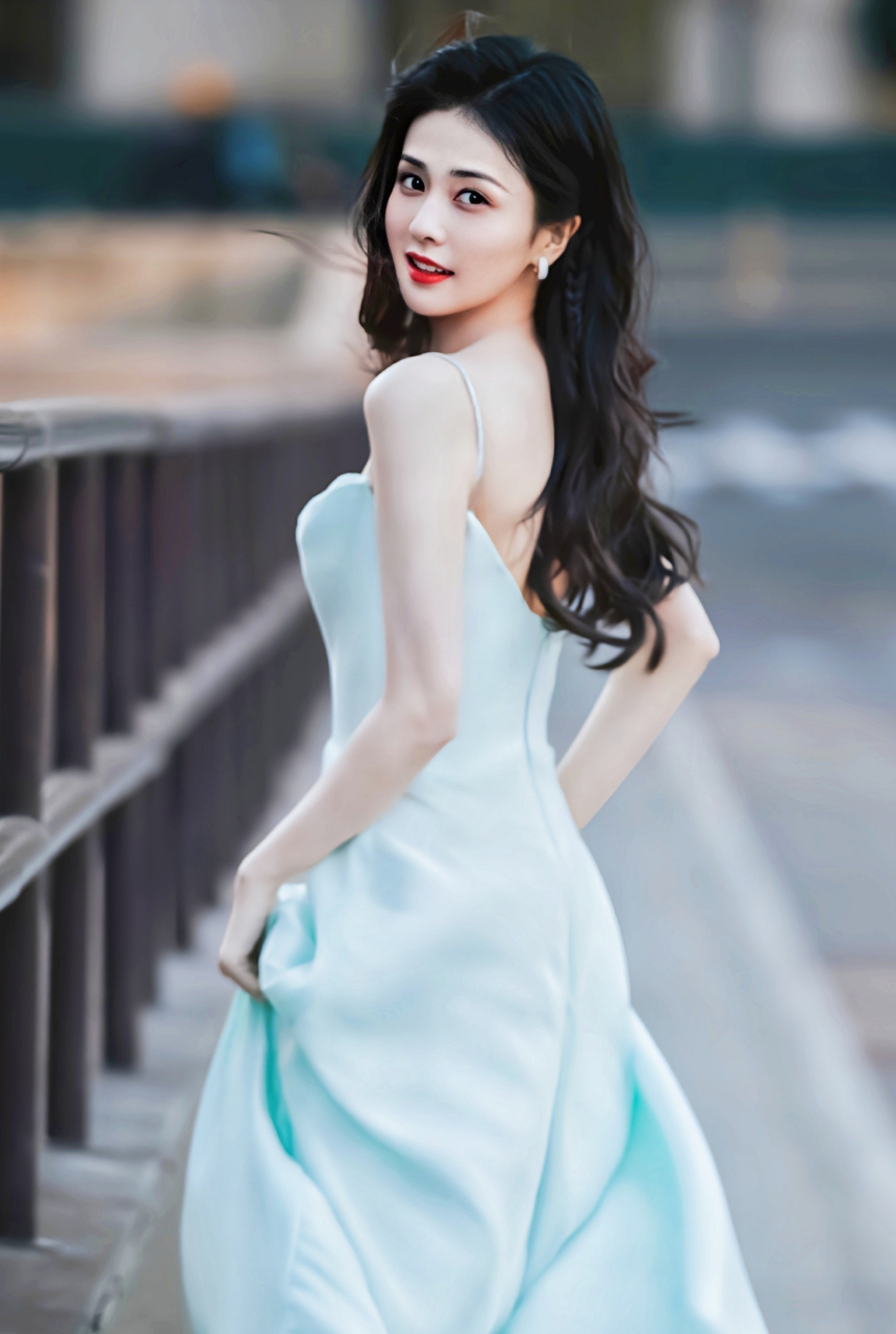 她有着娇小的身材和精致的面容,优美的舞姿和出色的表演技巧也深受