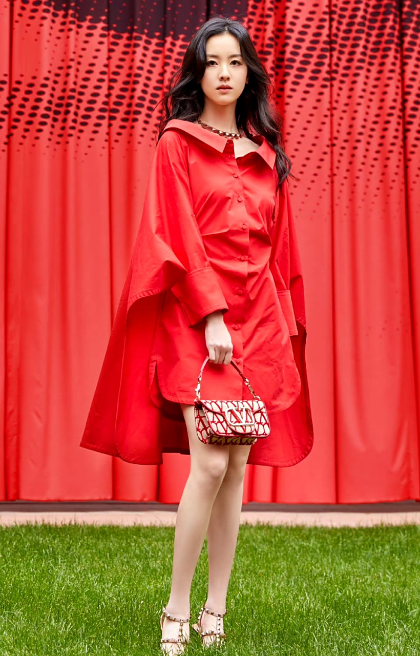 陈都灵红裙明艳张扬