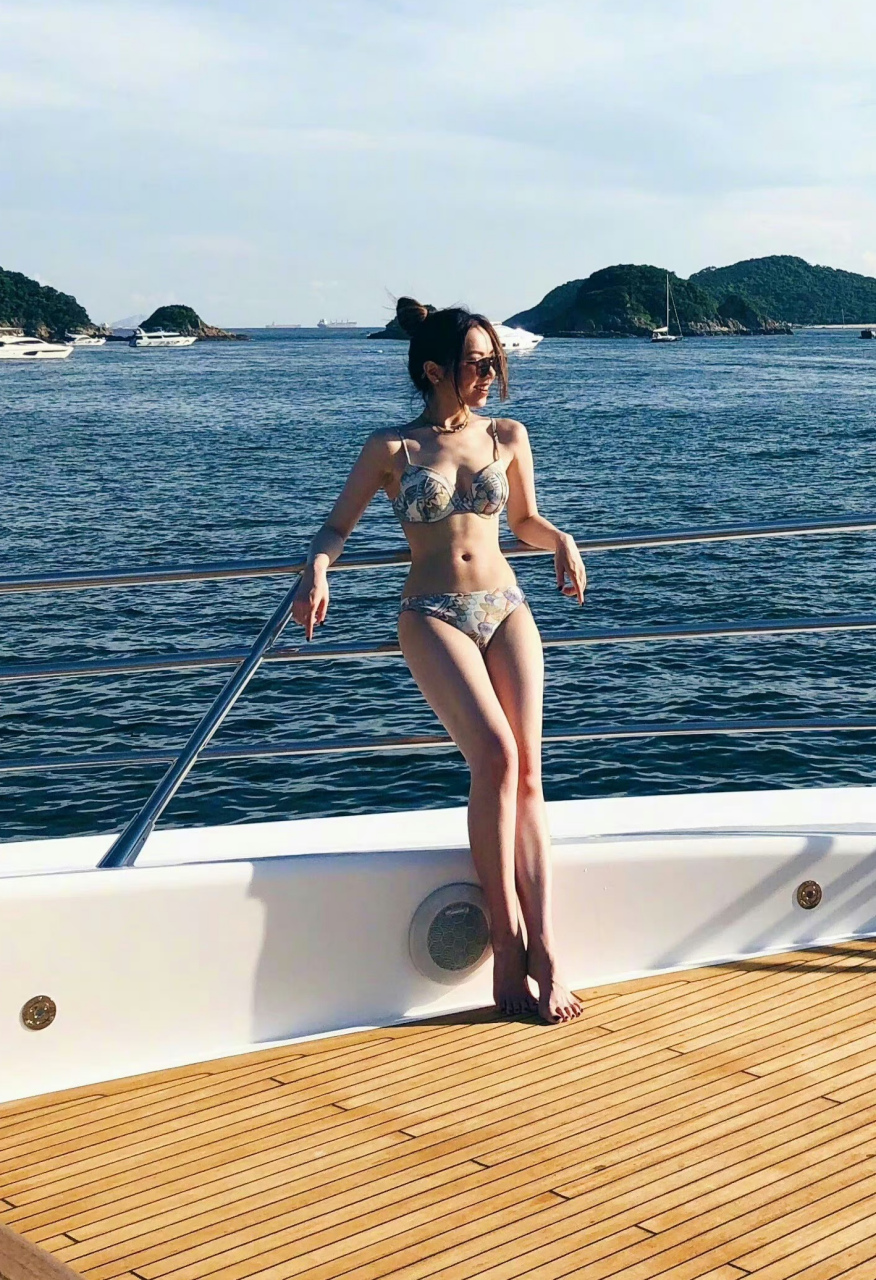 邓紫棋不仅唱歌好听,身材也很哇噻[色][色]#养眼美女# #邓紫棋#