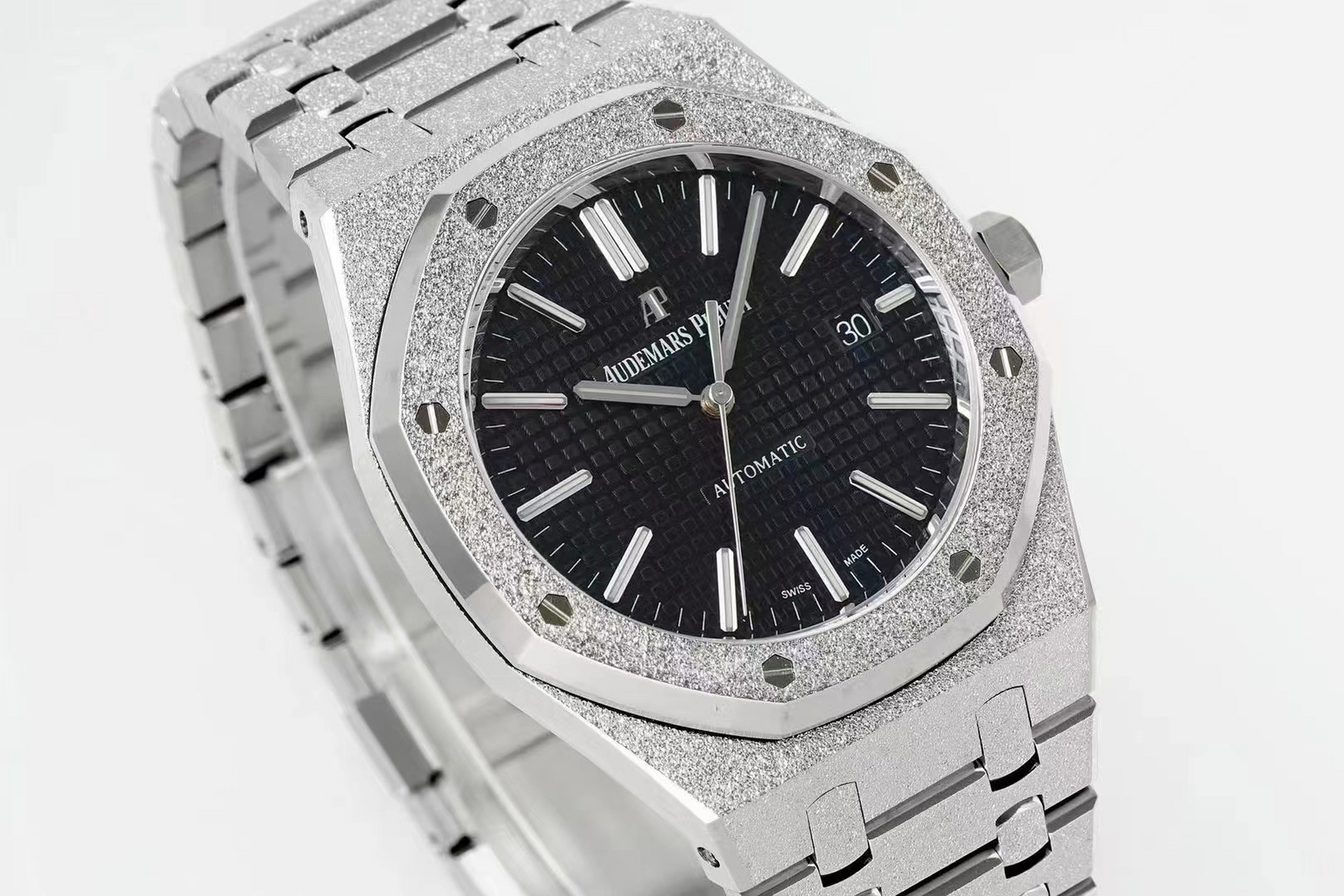 爱彼霜金工艺俗称锤金工艺,亦叫"佛罗伦萨饰面".