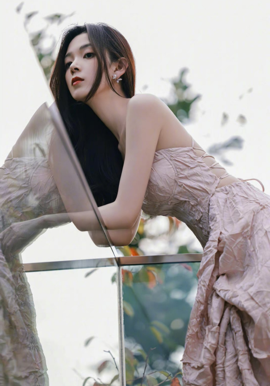 性感撩人的气质女神#陈瑶# 一袭贵宾粉吊带连衣裙,勾勒出曼妙身材,肤