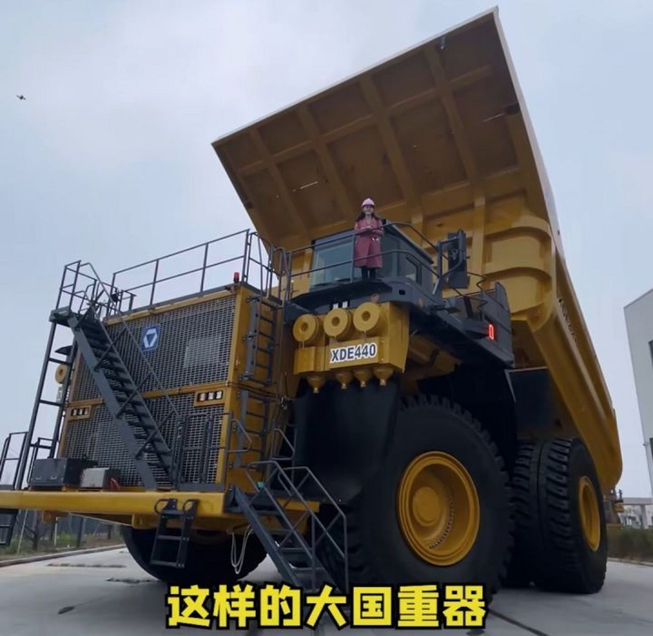 过去看到的巨型矿车都是卡特彼勒,利勃海尔,沃尔沃,比尔森什么的,现在