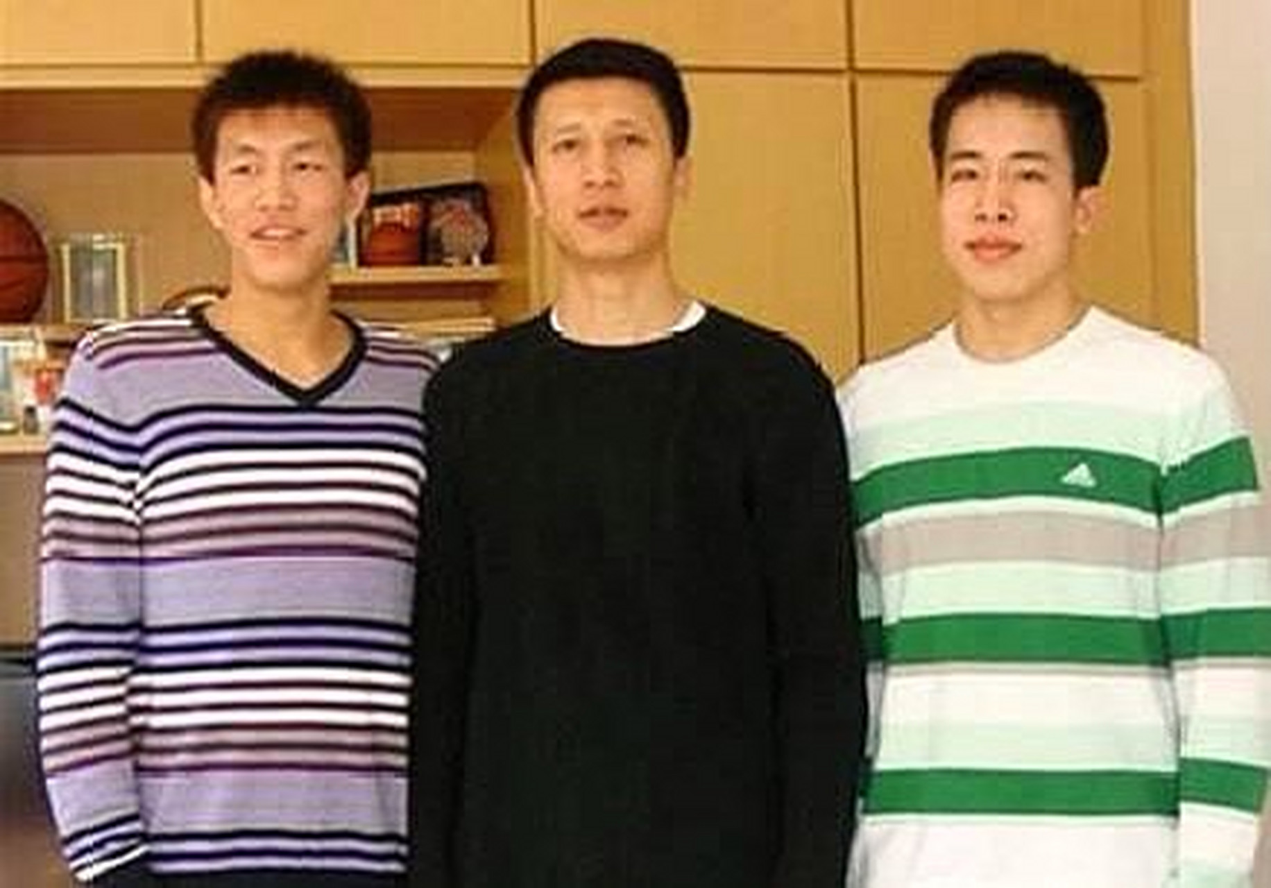 咪咕解说"郭凯伦父亲是郭艾伦父亲的爸爸"[大笑][大笑][大笑]  大家