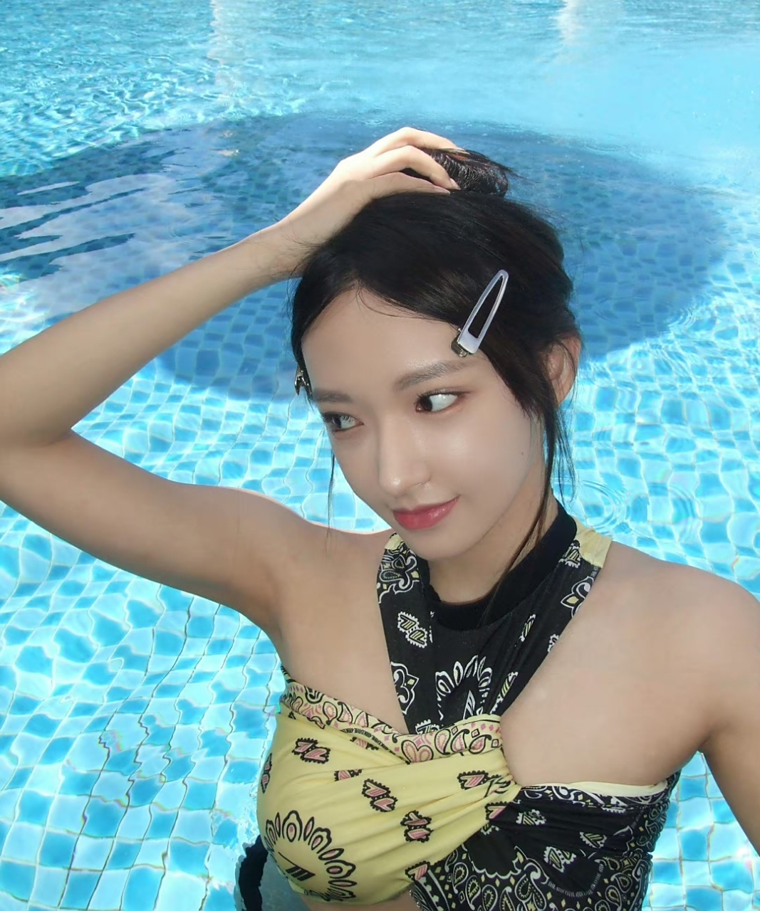 程潇晒印度尼西亚度假照,她和闺蜜在酒店游泳欣赏风景,过得太自在了.