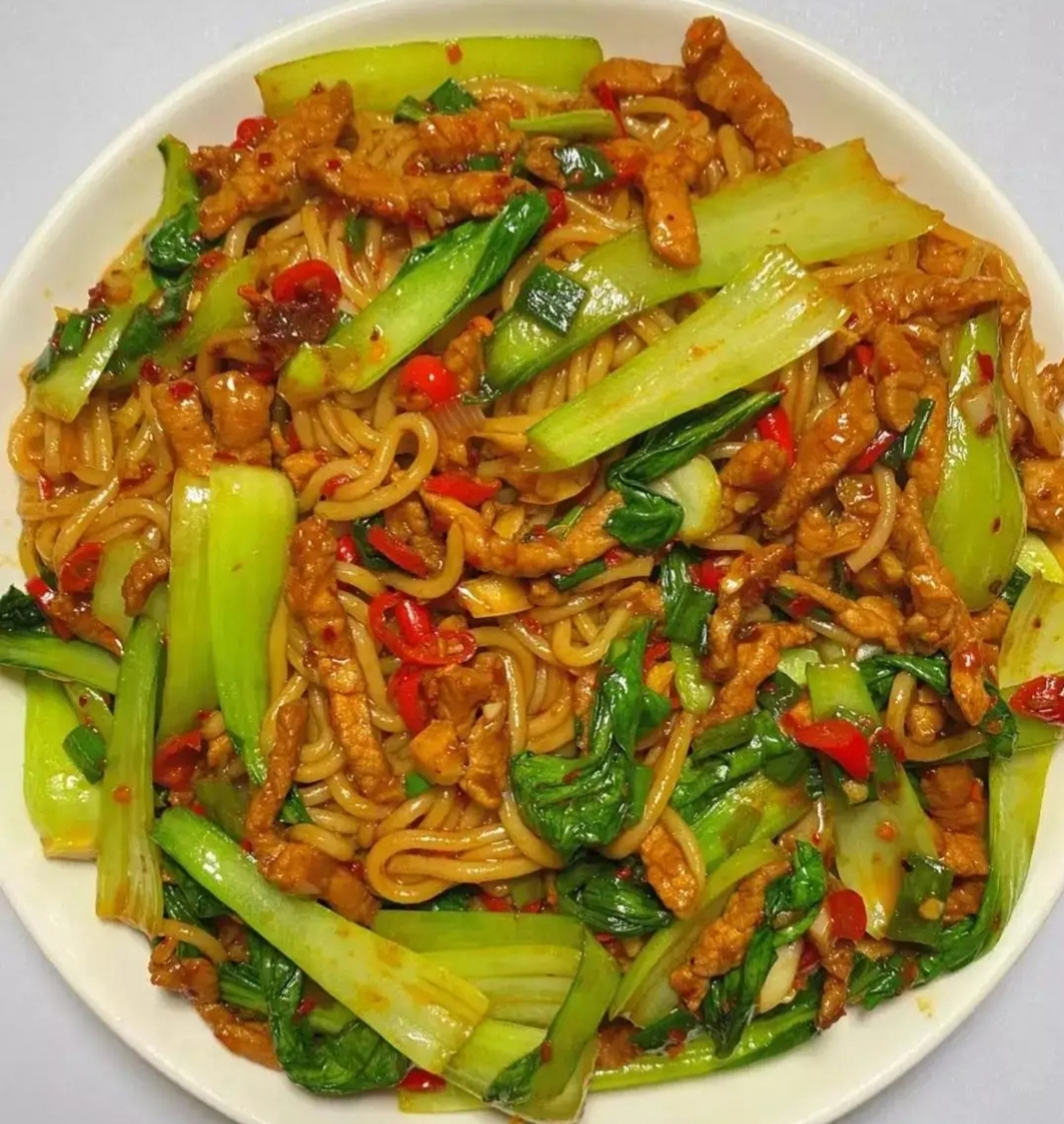 我的美食分享#  瘦肉炒米粉  做法  1:米粉提前用温水泡软,热水下锅