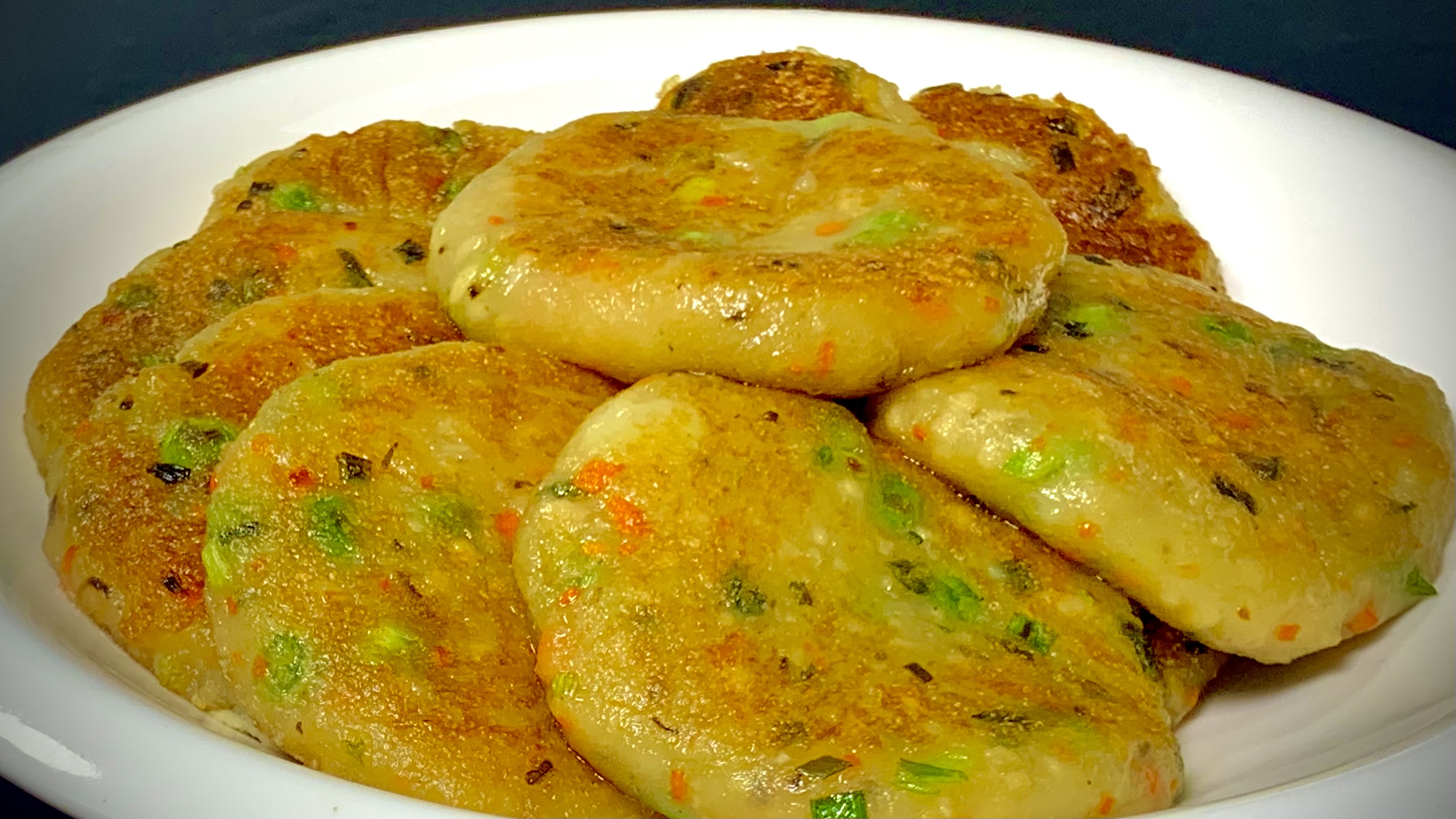 酒店38一份的土豆饼在家里面做,只要几块钱,鲜香入味
