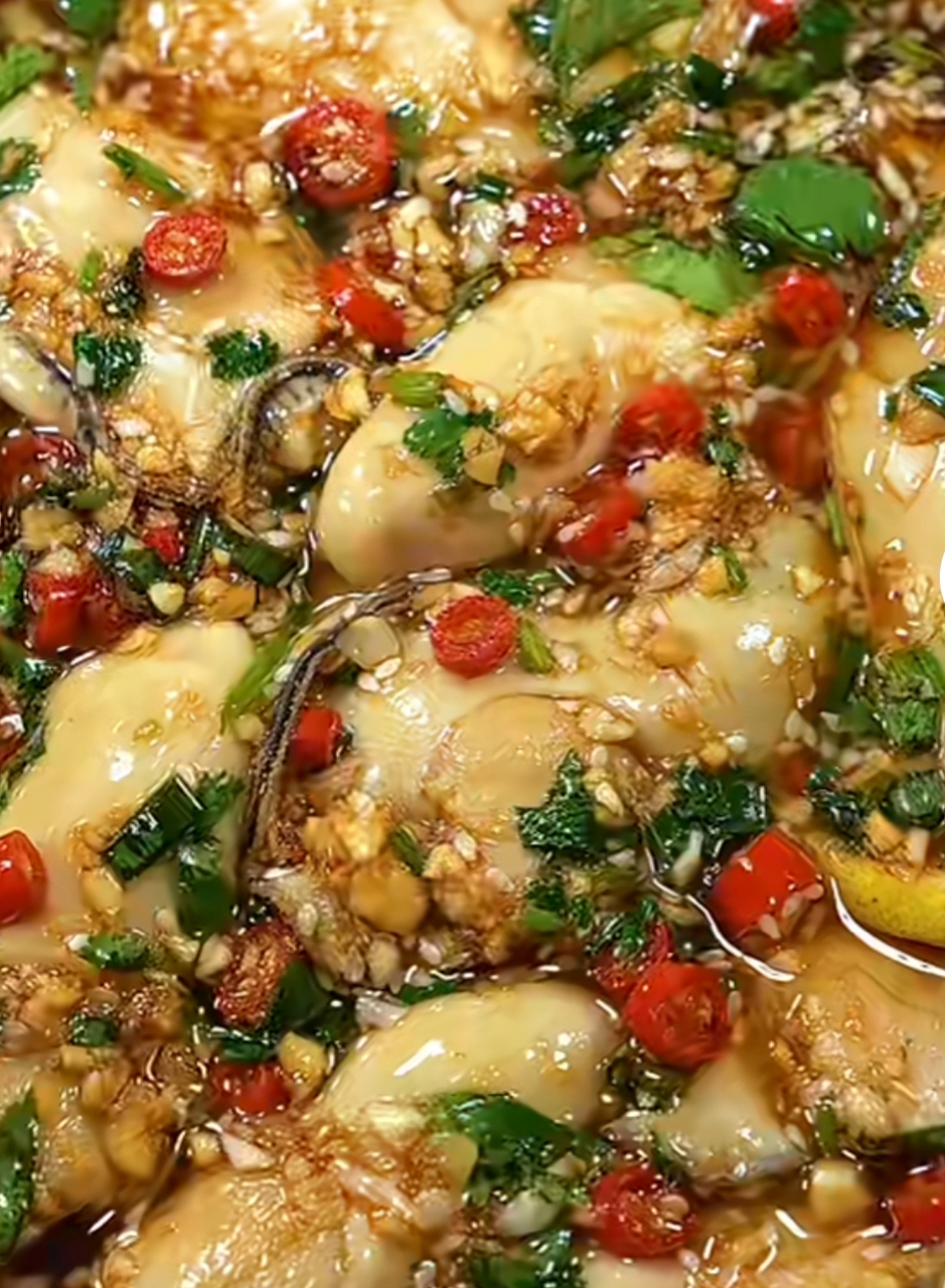 生蚝的神仙吃法,捞汁生蚝  食材:生蚝,蒜末,小米辣,香菜,葱花.