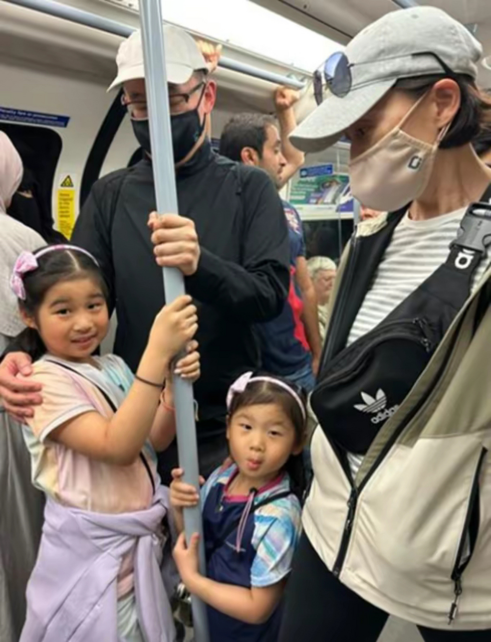 曾昭仪晒出一双女儿与何超琼一起在伦敦坐地铁的照片,何超琼打扮的