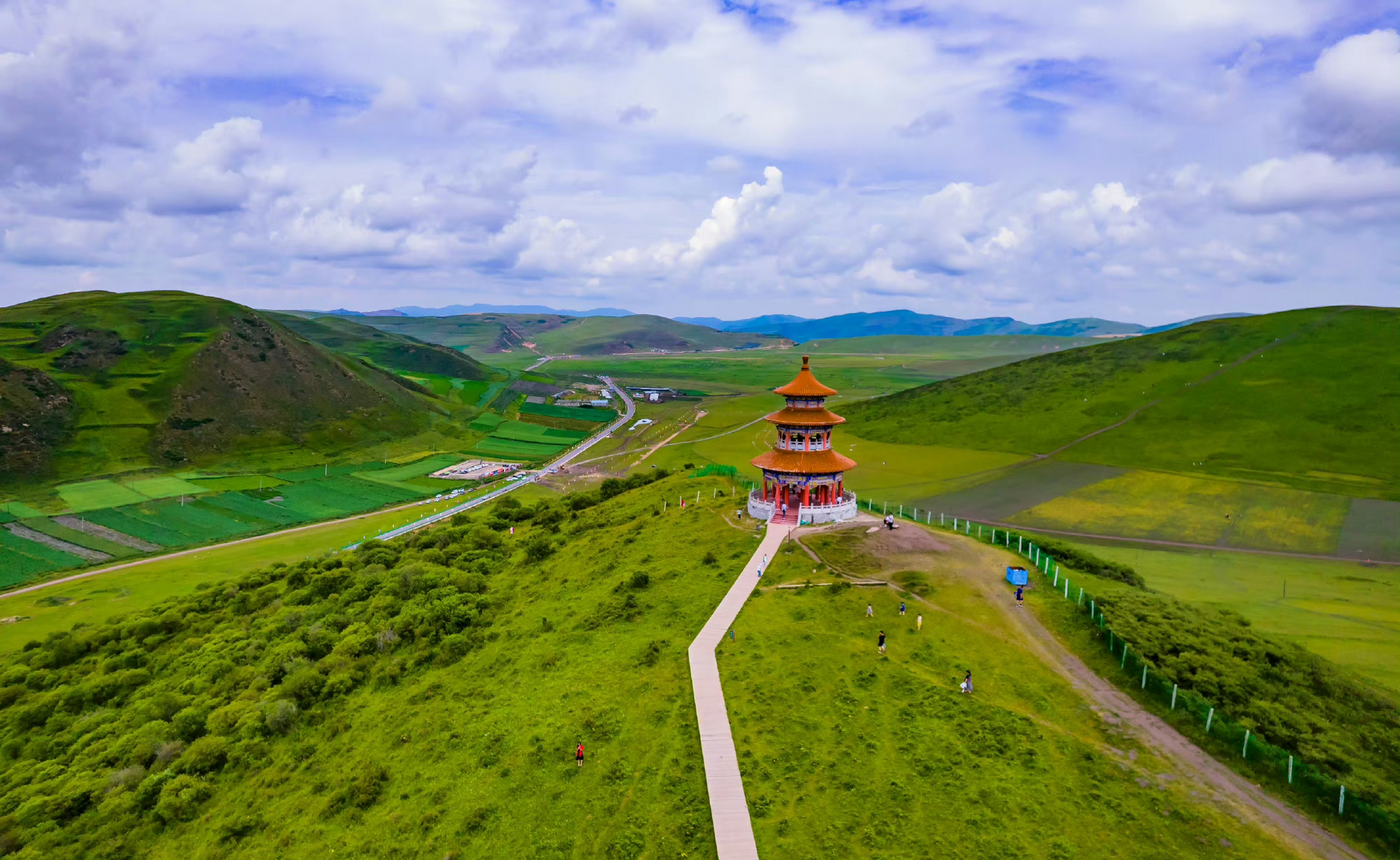 狼渡湿地草原位于定西岷县县城以东70公里的闾井镇境内,占地90多万亩
