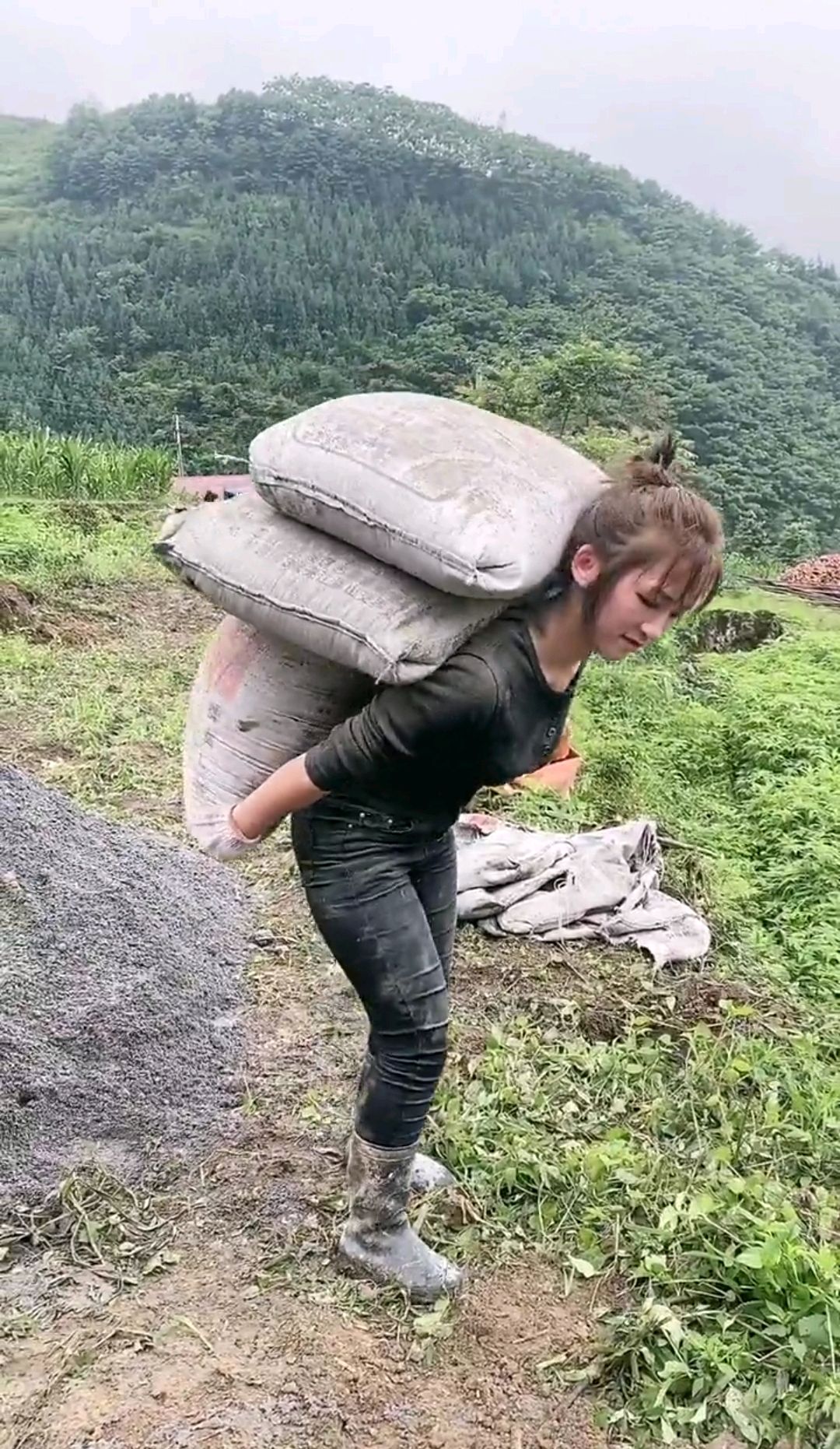 肩扛300斤的大力女子,网友:她背的不是水泥,是对父母的孝心